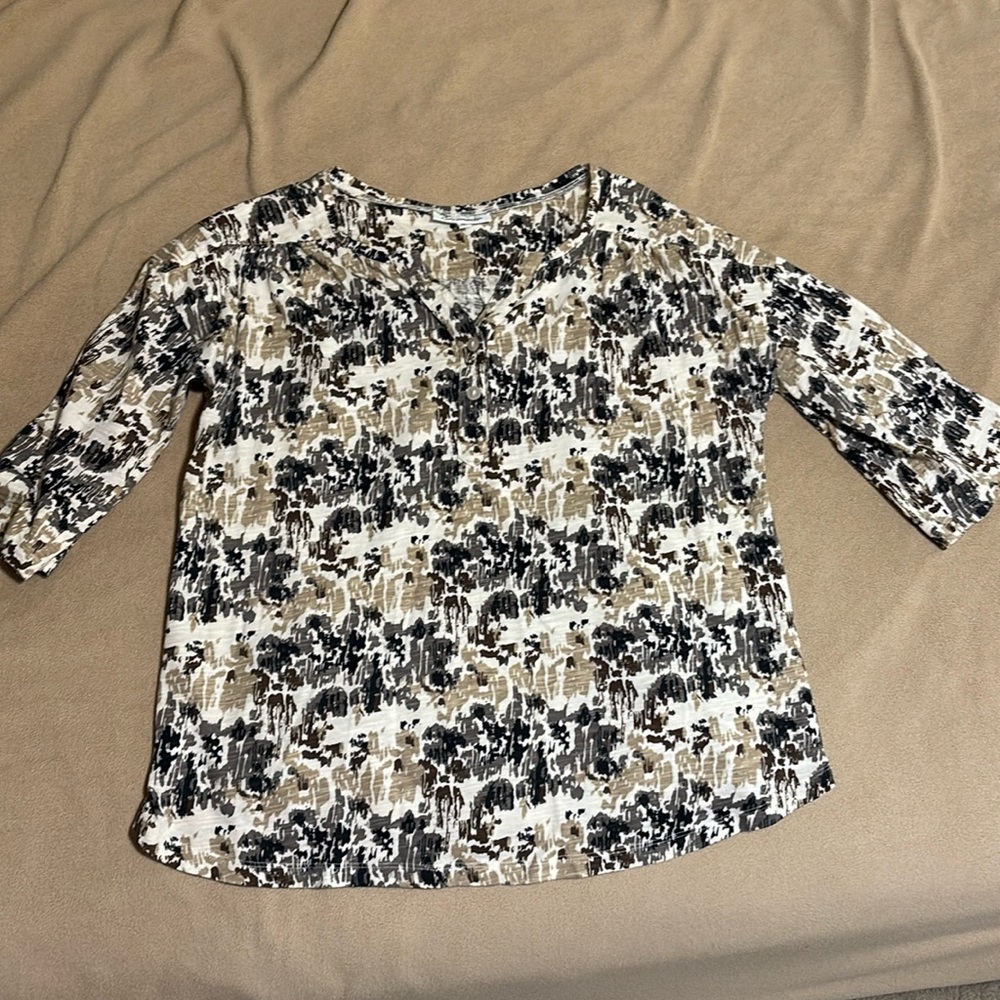 Serengeti Quarter Sleeve Shirt. Size XL. EUC. Roll up sleeve with buckle.